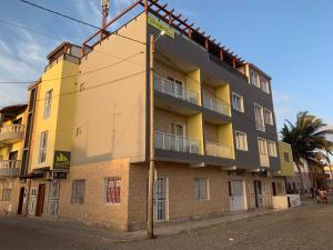 un edificio al costado de una calle en Damfjord Boutique Hotel, en Santa Maria