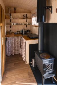 Kuchyň nebo kuchyňský kout v ubytování Maringotka na samotě