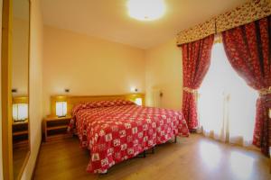 Ένα ή περισσότερα κρεβάτια σε δωμάτιο στο Albergo Punta Zerbion
