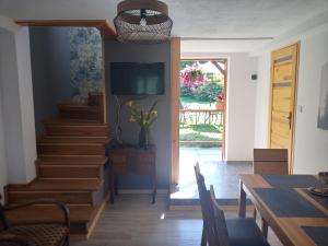salon ze stołem i schodami w obiekcie DOMEK POD ŚMIELCEM w Jagniątkowie