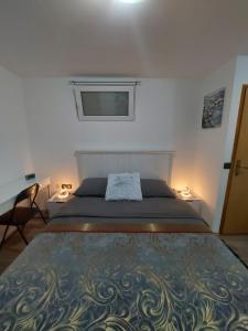 Un dormitorio con una cama grande y una ventana en Studio apartment Portofino, en Dubrovnik