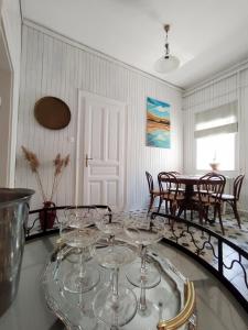 jadalnia z kieliszkami do wina na stole w obiekcie Atelier Keszthely w mieście Keszthely