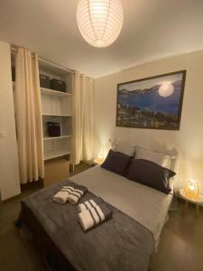 1 dormitorio con 1 cama grande y 2 toallas. en La Rosela de la Cité, en Palaja