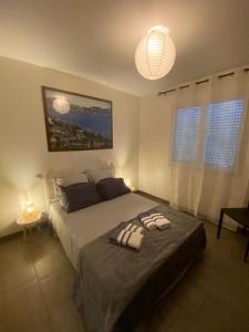 a bedroom with a bed with two towels on it at La Rosela de la Cité in Palaja