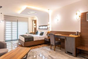 Postel nebo postele na pokoji v ubytování Barjaktar - Luxury Suites & SPA