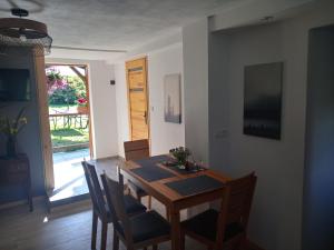 comedor con mesa de madera y sillas en DOMEK POD ŚMIELCEM, en Jelenia Góra-Jagniątków