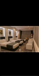 Best Inn Erbil - Shorash في أربيل: غرفة نوم كبيرة بسريرين واريكة