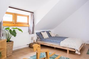 A bed or beds in a room at Sziklai Apartman