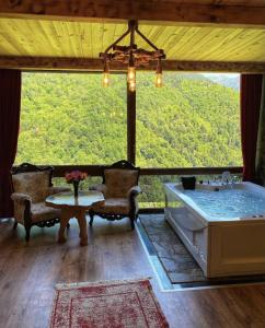 ÇamlıhemşinにあるSeyr-i Cennet Dag Evleriのバスルーム(バスタブ、テーブル、椅子付)