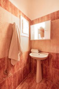 La salle de bains est pourvue d'un lavabo et d'un miroir. dans l'établissement DIMITRIS STUDIO, à Polychrono