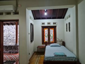 Voodi või voodid majutusasutuse Omah Pitoe Yogya Homestay toas