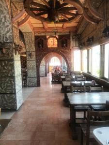 restauracja z drewnianymi stołami i krzesłami oraz sufitem w obiekcie bedesten otel w mieście Amasra