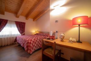 Ένα ή περισσότερα κρεβάτια σε δωμάτιο στο Albergo Punta Zerbion