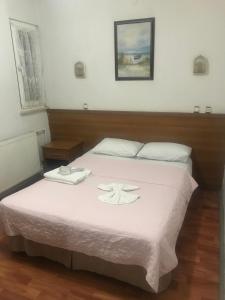 a bedroom with a bed with two towels on it at bedesten otel in Amasra