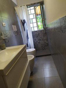 Villa Giulio في فونداشيلو: حمام مع حوض ومرحاض ودش