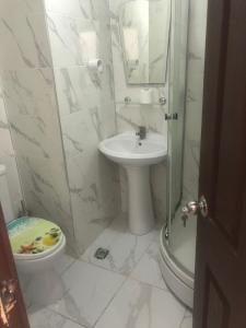 biała łazienka z umywalką i toaletą w obiekcie bedesten otel w mieście Amasra