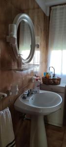bagno con lavandino e specchio a parete di Alloggio Turistico IL Bucchero a Porto Clementino