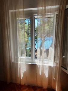 マルティンスシカにあるSidus Marisの白いカーテン付きの窓2つ