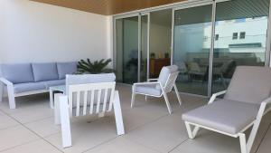 Rõdu või terrass majutusasutuses High end large ground floor with luxury private pool and sea views