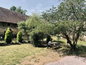 Taman di luar Gite nadège à l Ombre d'une Tour