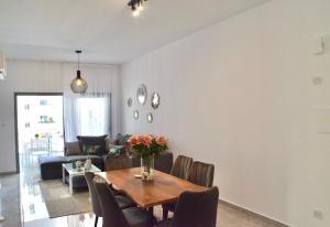 uma sala de jantar com mesa e cadeiras em Stunning Two Bedroom Apartment!! em Lárnaca