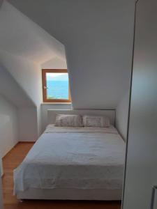En eller flere senge i et værelse på Elen Apartment Postira