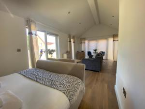 Gallery image of Little lodge - Beautiful Modern Open Plan Lodge in Southampton