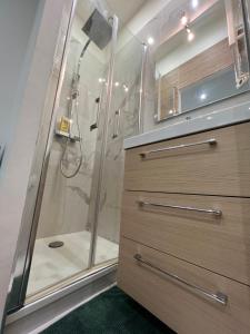 La salle de bains est pourvue d'une douche et d'un tiroir en bois. dans l'établissement T2 centre ville au calme absolue, à Marseille