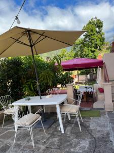 a table and chairs with an umbrella on a patio at Casa Ayane in Santa Cruz de la Palma