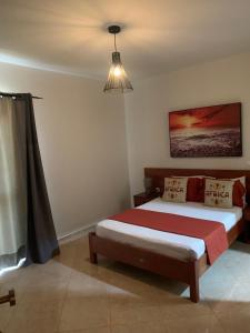 1 dormitorio con 1 cama y luz colgante en Damfjord Boutique Hotel, en Santa Maria 33 fotos más