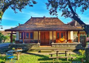 Aed väljaspool majutusasutust Omah Pitoe Yogya Homestay