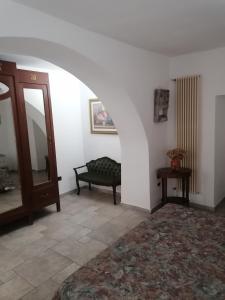 a room with a hallway with a mirror and a bench at Solmar Casa Vacanze in Monopoli