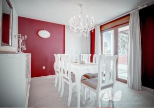 una sala da pranzo con tavolo bianco e sedie bianche di PUSHE Village Playa Granada Beach & Golf 1 a Motril