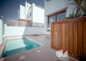 una piscina al centro di una stanza di PUSHE Village Playa Granada Beach & Golf 1 a Motril