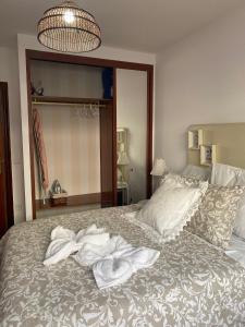 Łóżko lub łóżka w pokoju w obiekcie apartamento plaza del parque