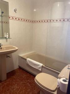 łazienka z wanną, toaletą i umywalką w obiekcie apartamento plaza del parque w mieście Villanueva de Arosa +22 zdjęcia