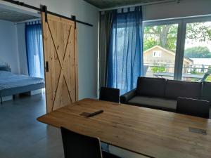 Pokój ze stołem, kanapą i oknem w obiekcie Villa-Antonina w mieście Czaplinek