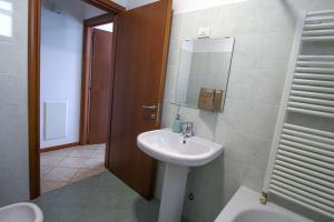 Koupelna v ubytování Sunset 180 by Halldis + 43 fotografií