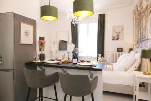 een keuken en een woonkamer met een tafel en stoelen bij La Marquise - Cosy Flat - Jacuzzi - Senlis in Senlis