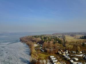 z góry widok na miasto nad rzeką w obiekcie Wald- und Seeblick Camp Zislow w mieście Zislow