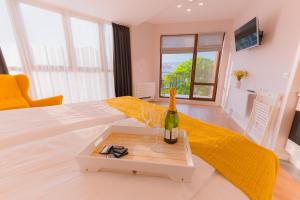 瓦尔纳B&P studios的卧室配有1瓶餐桌葡萄酒