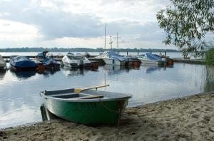 grupa łodzi zacumowanych w wodzie w obiekcie Wald- und Seeblick Camp Zislow w mieście Zislow