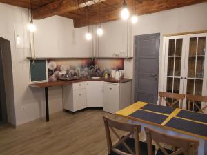 Levendula vendégház tesisinde mutfak veya mini mutfak