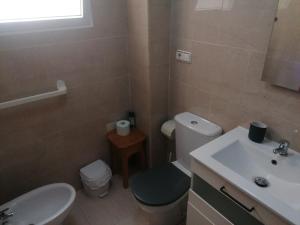 ein Badezimmer mit einem weißen WC und einem Waschbecken in der Unterkunft Sea and Relax Apartment By MM in Torrevieja