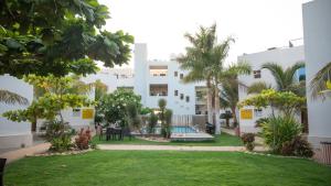 瑞耶斯的住宿－Al Jar Resort - Families Only，享有带庭院的建筑庭院的景色