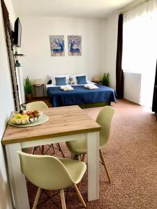 赫維茲的住宿－Villa AURA，配有一张床和一张桌子及椅子的房间