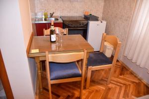 Kuchyň nebo kuchyňský kout v ubytování Apartmani Masa