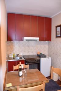 Kuchyň nebo kuchyňský kout v ubytování Apartmani Masa