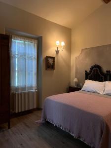 um quarto com uma cama e uma janela em B&B SASSO DI ROCCA em Gaggio Montano