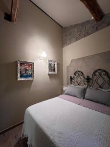 um quarto com uma cama e duas fotografias na parede em B&B SASSO DI ROCCA em Gaggio Montano